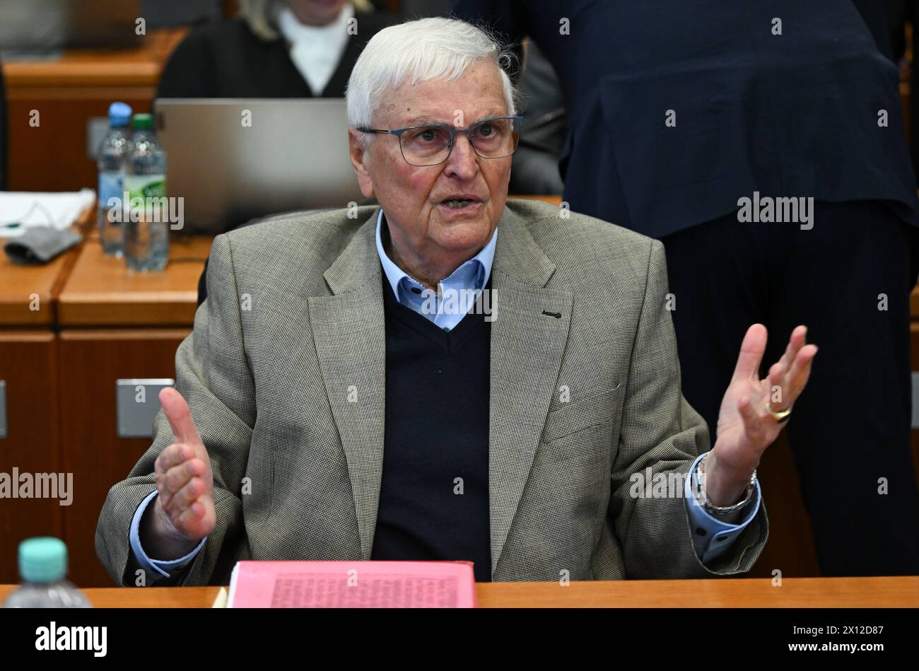 15 aprile 2024, Assia, Francoforte sul meno: Theo Zwanziger, ex presidente della DFB, ha preso posto nell'aula del tribunale regionale. L'ufficio del pubblico ministero sta accusando tre ex funzionari della DFB di evasione fiscale. Foto: Arne Dedert/dpa-Pool/dpa Foto Stock