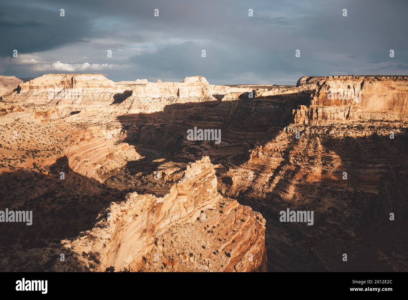 Sole basso sul Desert Canyon nello Utah centrale Foto Stock