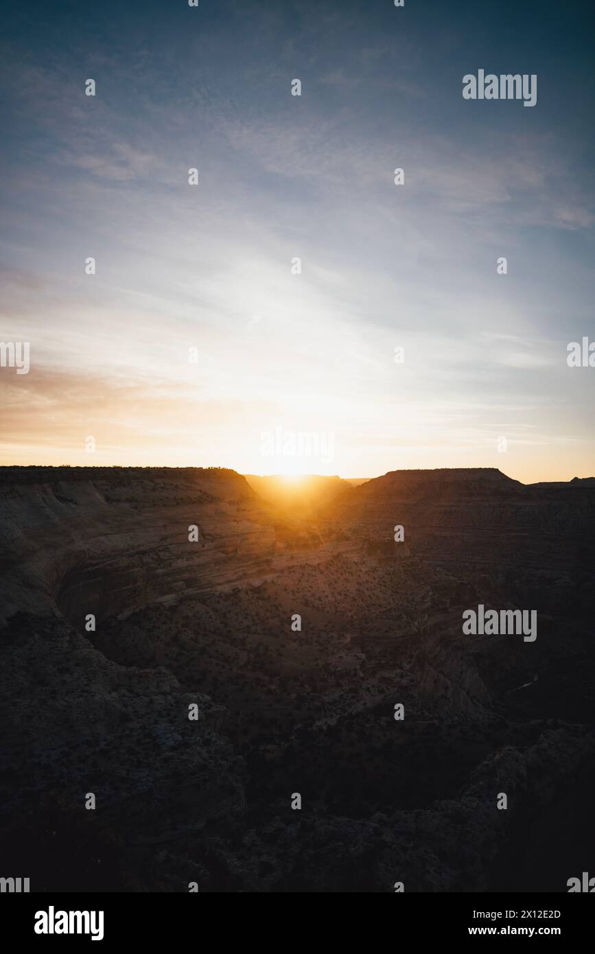 Sun Cresting a Desert Canyon con negative Space Foto Stock