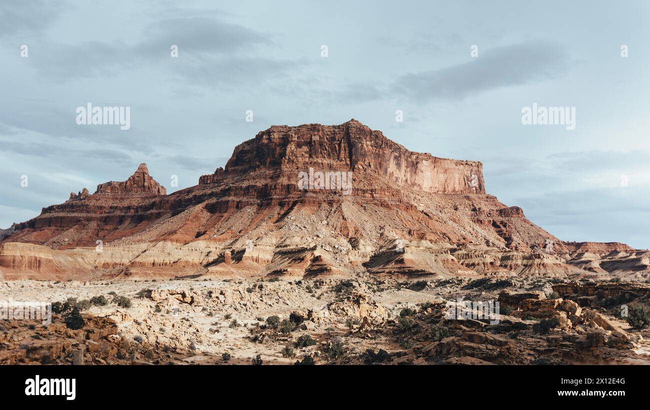 Ampia vista su un grande Desert Butte Foto Stock