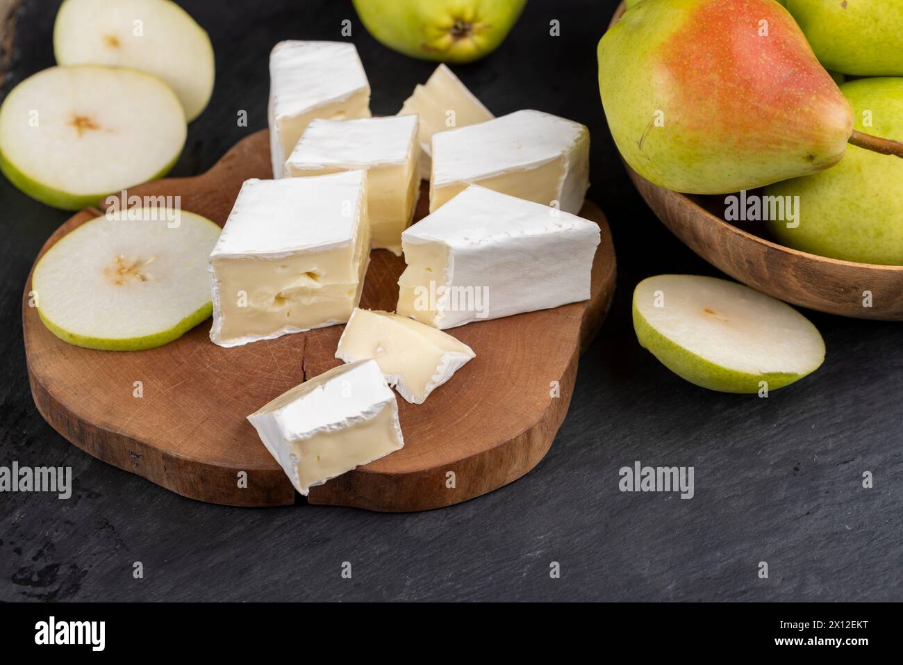 formaggio cremoso morbido con muffa bianca e formaggio fuso ammuffito Foto Stock