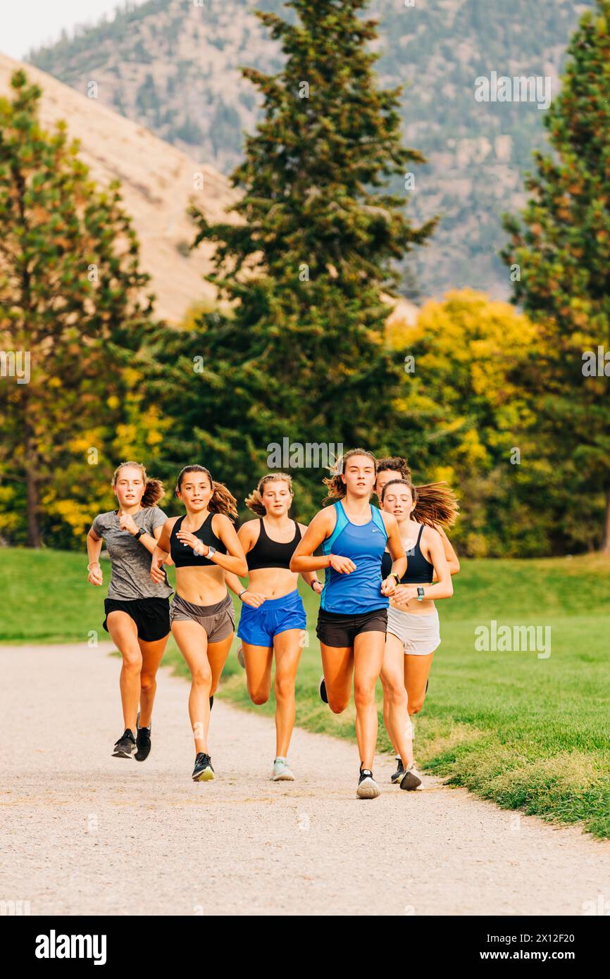 Atlete studentesse universitarie che corrono durante gli allenamenti in pista Foto Stock