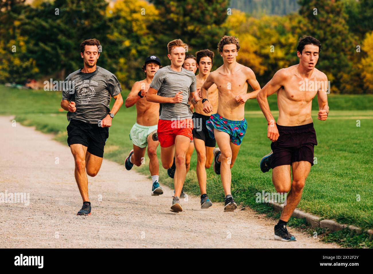 Studenti universitari atleti che corrono durante gli allenamenti in pista Foto Stock