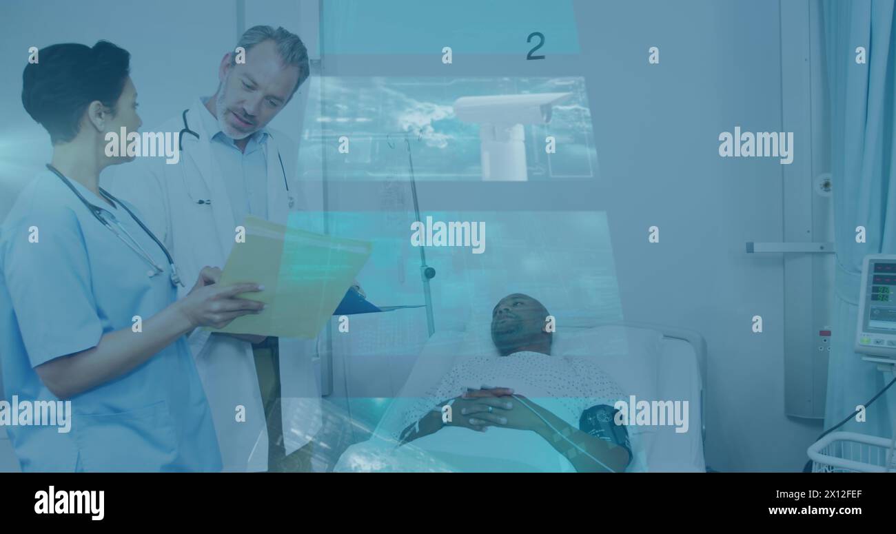 Immagine di dati su schermi digitali su diversi medici di sesso femminile e maschile e pazienti di sesso maschile a letto Foto Stock