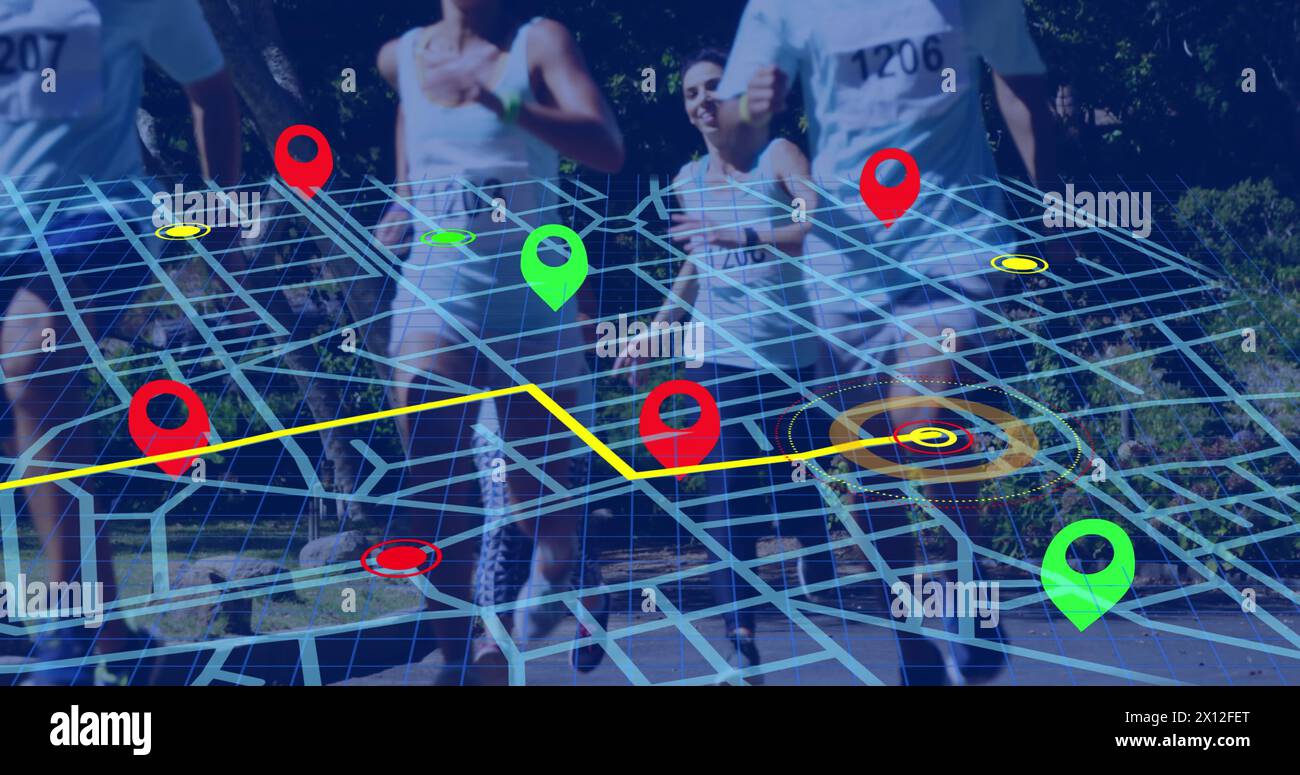 Spilla navigatore sopra lo schema della linea della mappa di navigazione contro gruppi di persone diverse che corrono una maratona Foto Stock