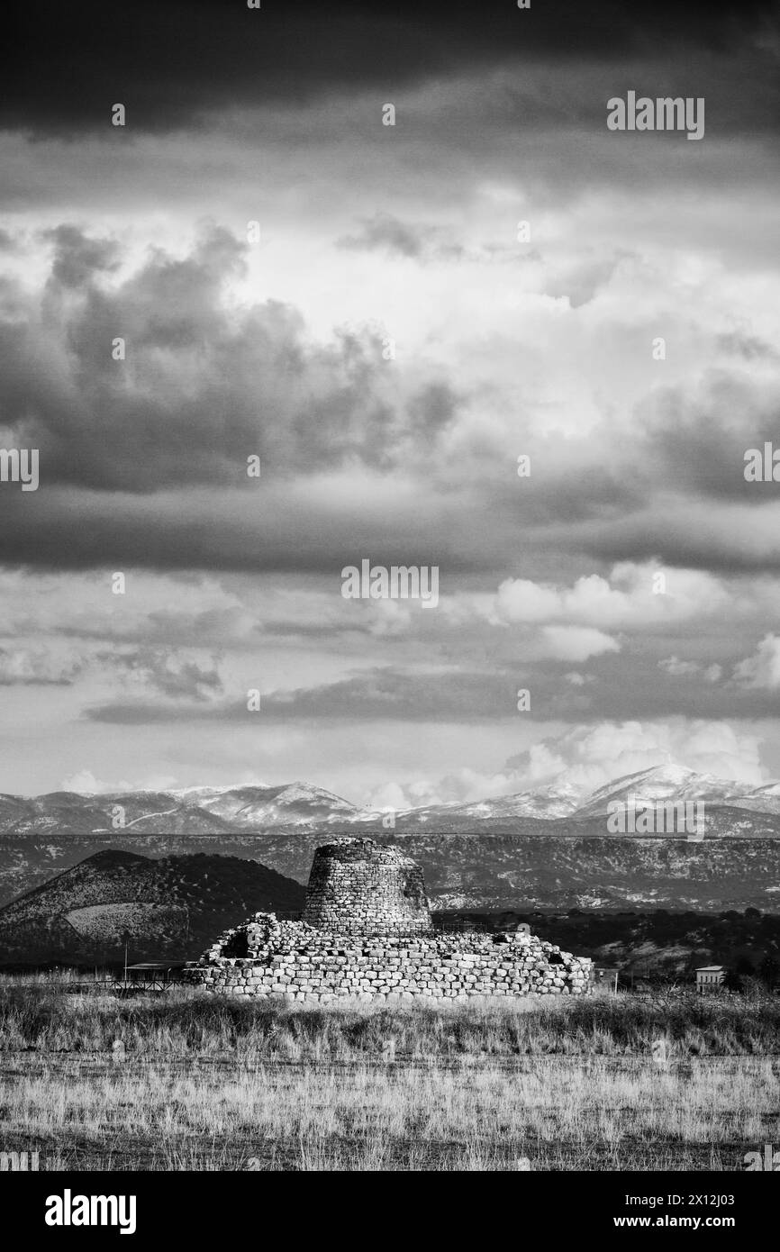 Antiche rovine del Nuraghe di Santu Antine, un patrimonio di epoca neolitica in sardegna Foto Stock