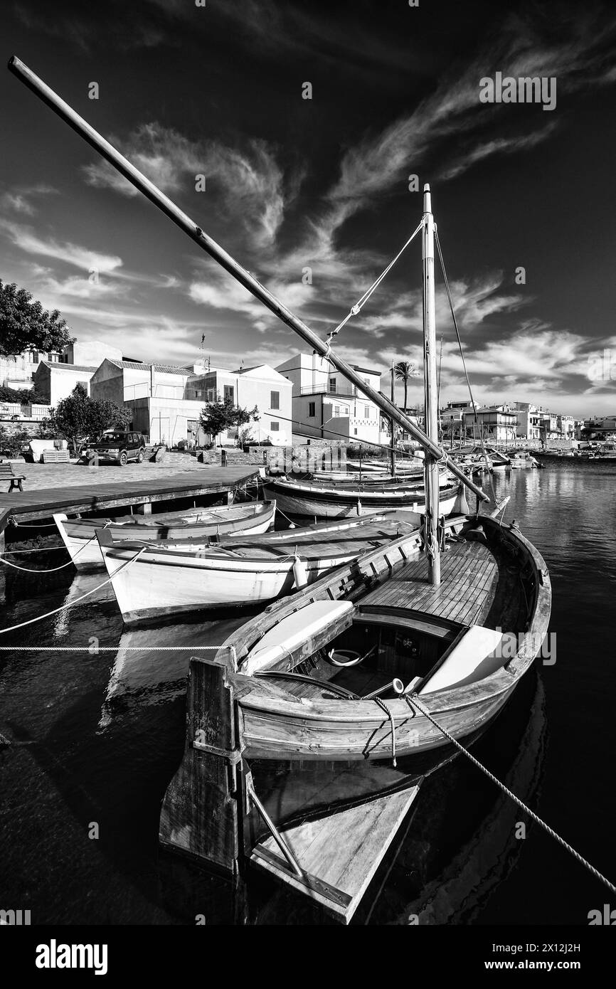 Pittoresche barche a vela ormeggiate nel vecchio porto di Stintino, in Sardegna, in Italia, in una mattinata di sole Foto Stock