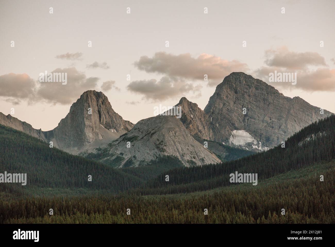 Glow serale sulle Kananaskis Mountain Peaks Foto Stock