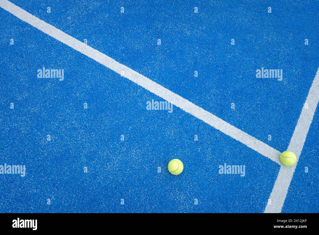 vista dall'alto di una palla in un campo da paddle tennis Foto Stock