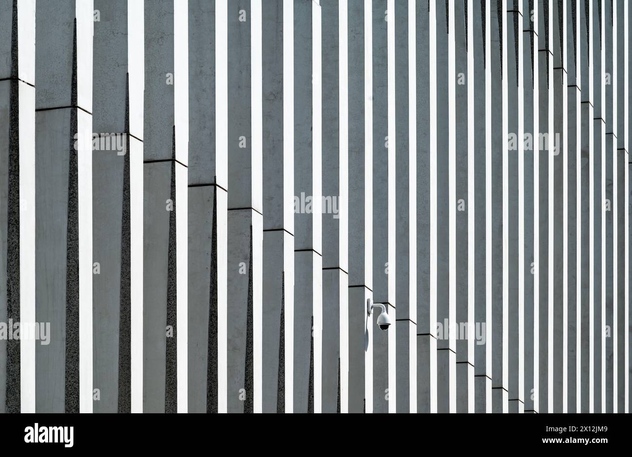 Centro di Bruxelles, Belgio - 13 aprile 2024 - schemi astratti dell'edificio in cemento dell'istituto bancario BNP Paribas Foto Stock
