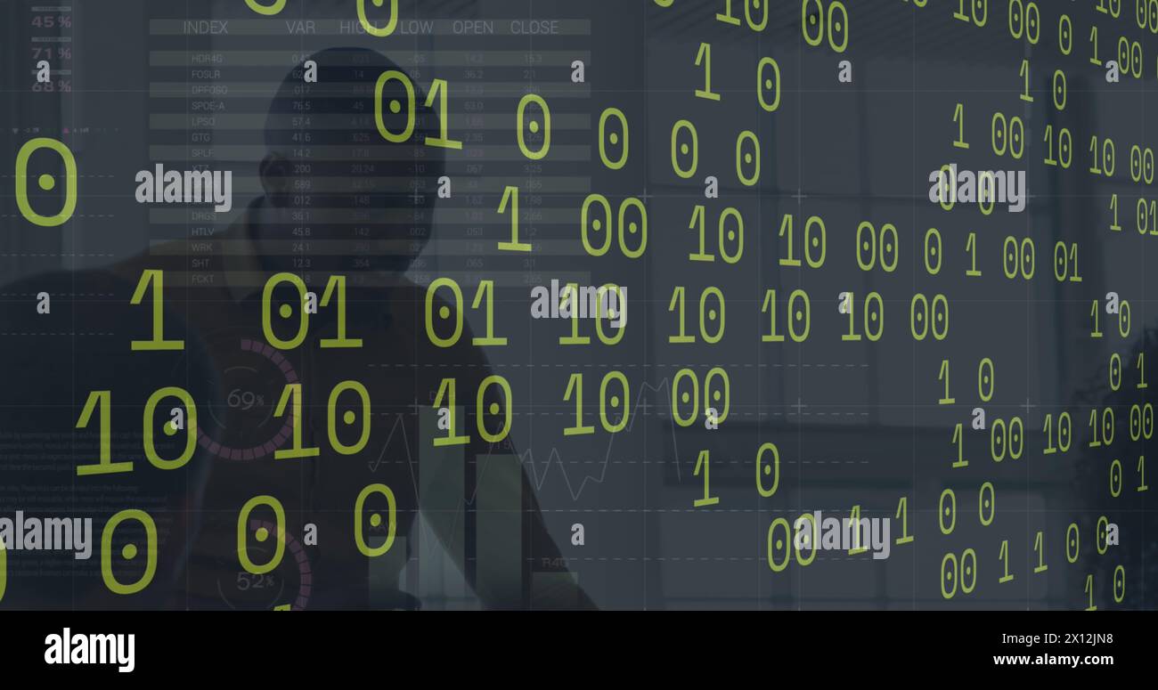 Immagine dell'elaborazione dei dati da parte di diversi dipendenti aziendali in ufficio Foto Stock