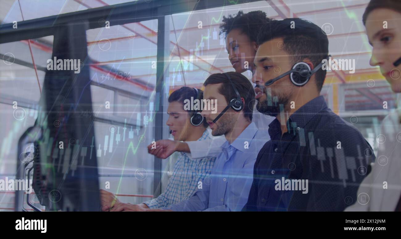 Immagine dell'elaborazione dei dati da parte di diversi dipendenti aziendali in ufficio Foto Stock