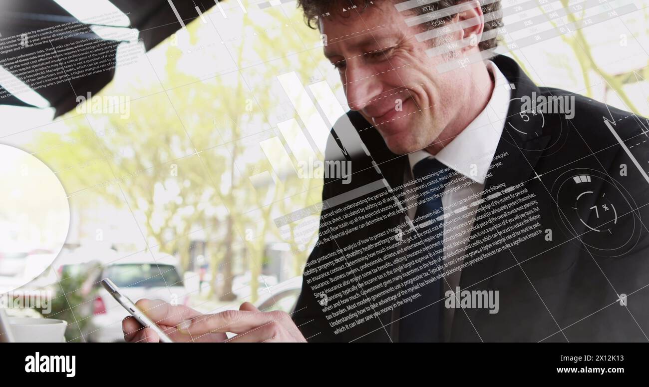 Immagine dell'elaborazione dei dati su un uomo d'affari caucasico in carica Foto Stock