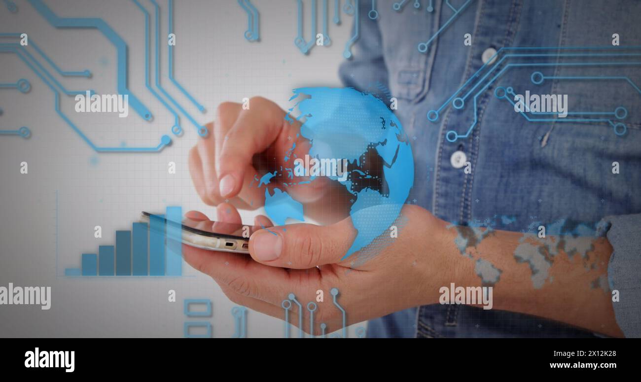 Immagine dell'elaborazione dei dati su un uomo d'affari caucasico tramite smartphone Foto Stock
