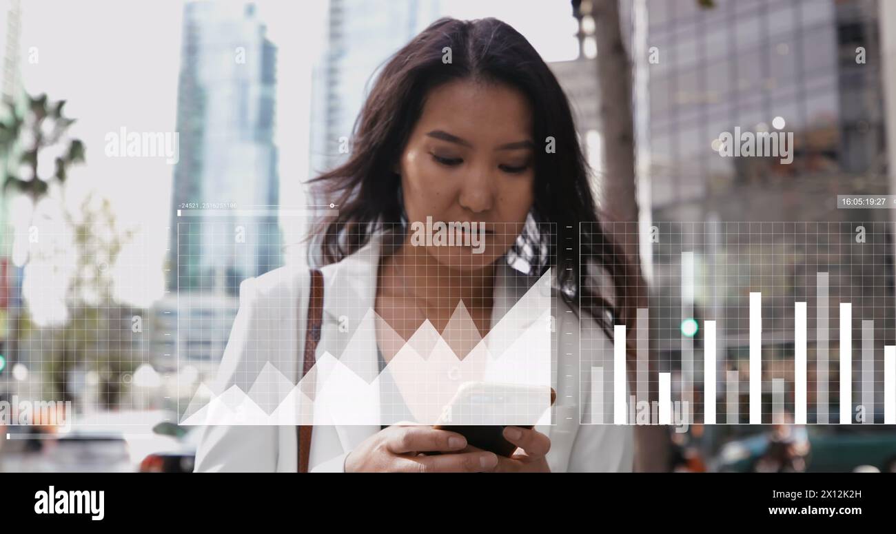 Immagine dell'elaborazione dei dati su una donna d'affari asiatica che utilizza lo smartphone Foto Stock