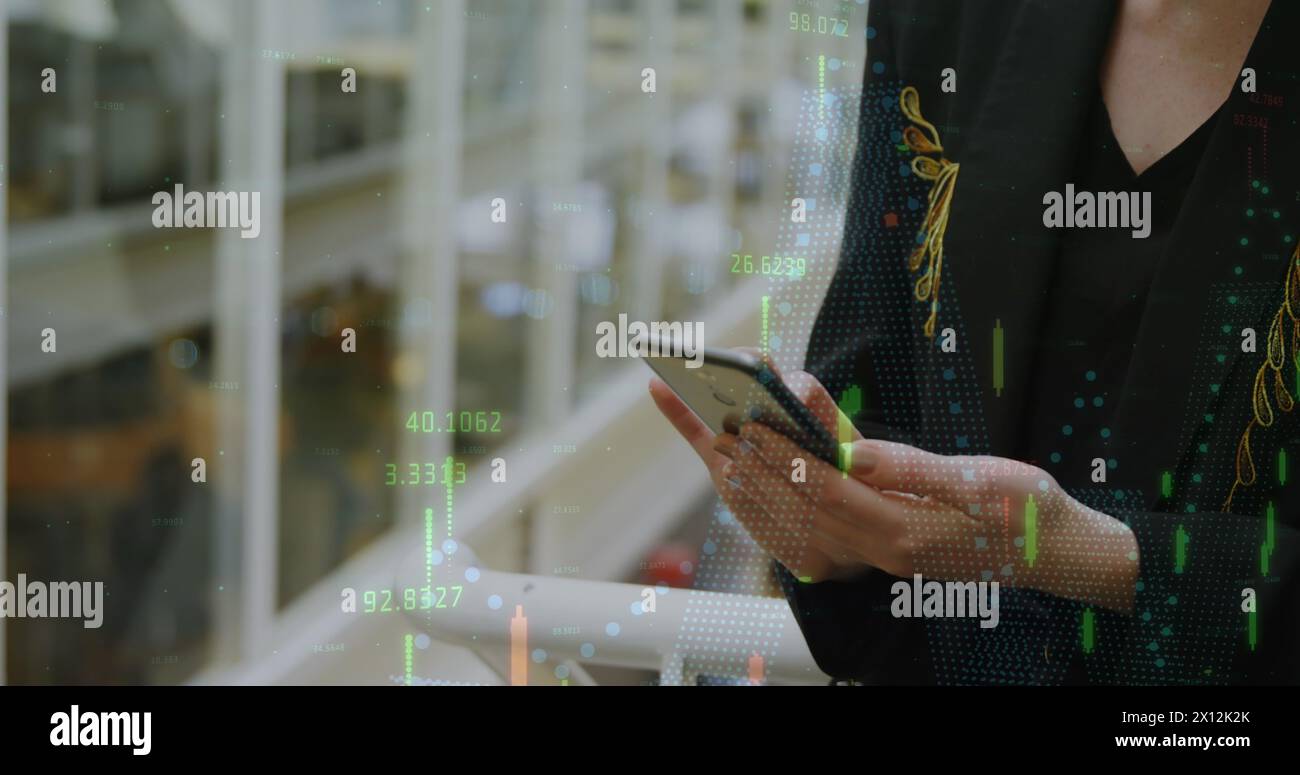 Immagine dell'elaborazione dei dati su una donna d'affari caucasica in carica Foto Stock