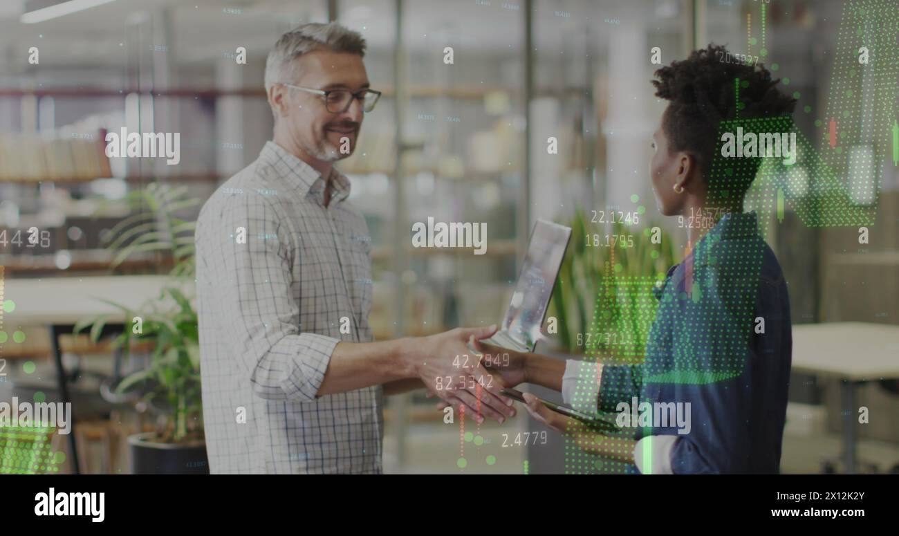 Immagine dell'elaborazione dei dati da parte di diversi dipendenti aziendali in ufficio Foto Stock