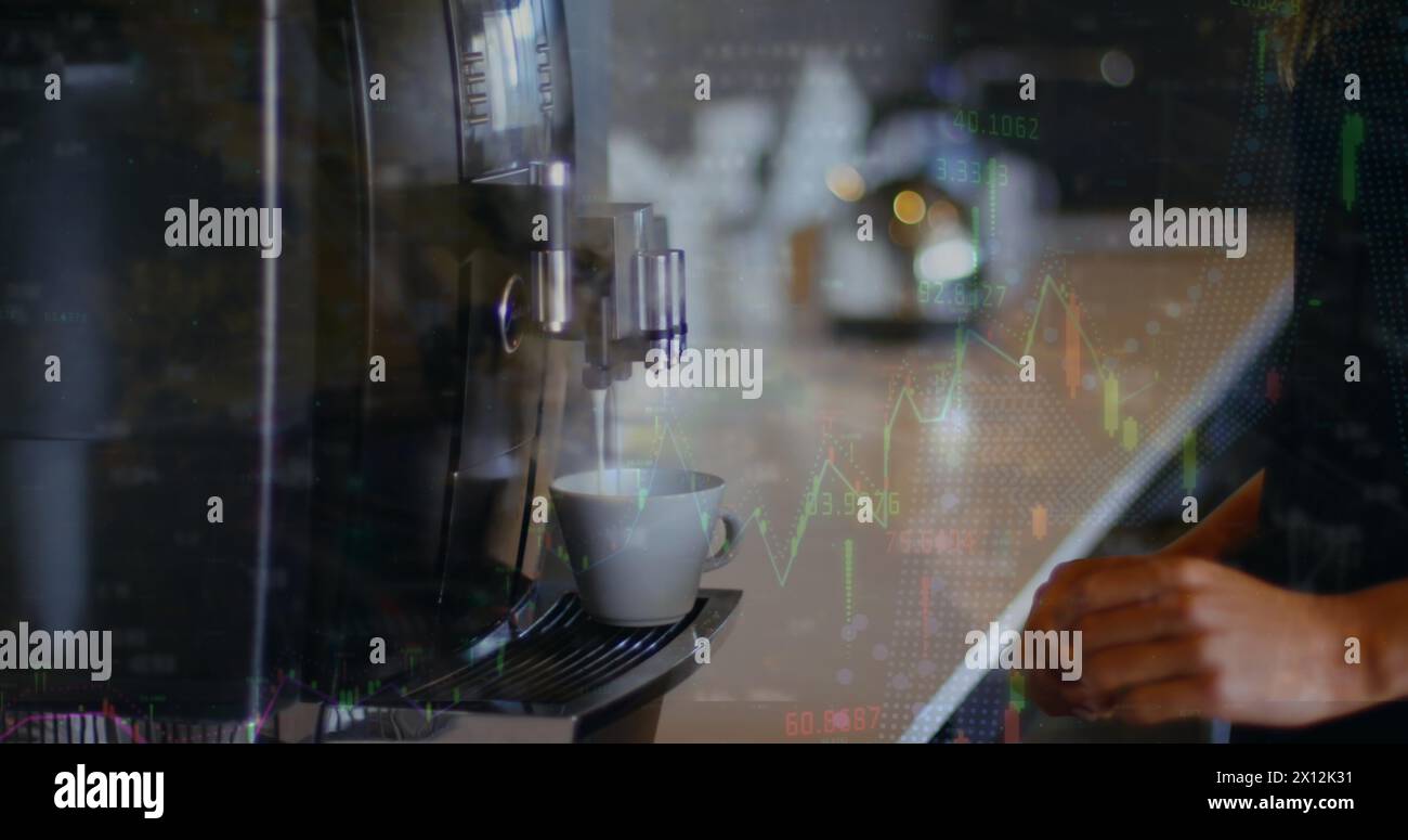 Immagine dell'elaborazione dei dati su uomo d'affari caucasico con caffè Foto Stock