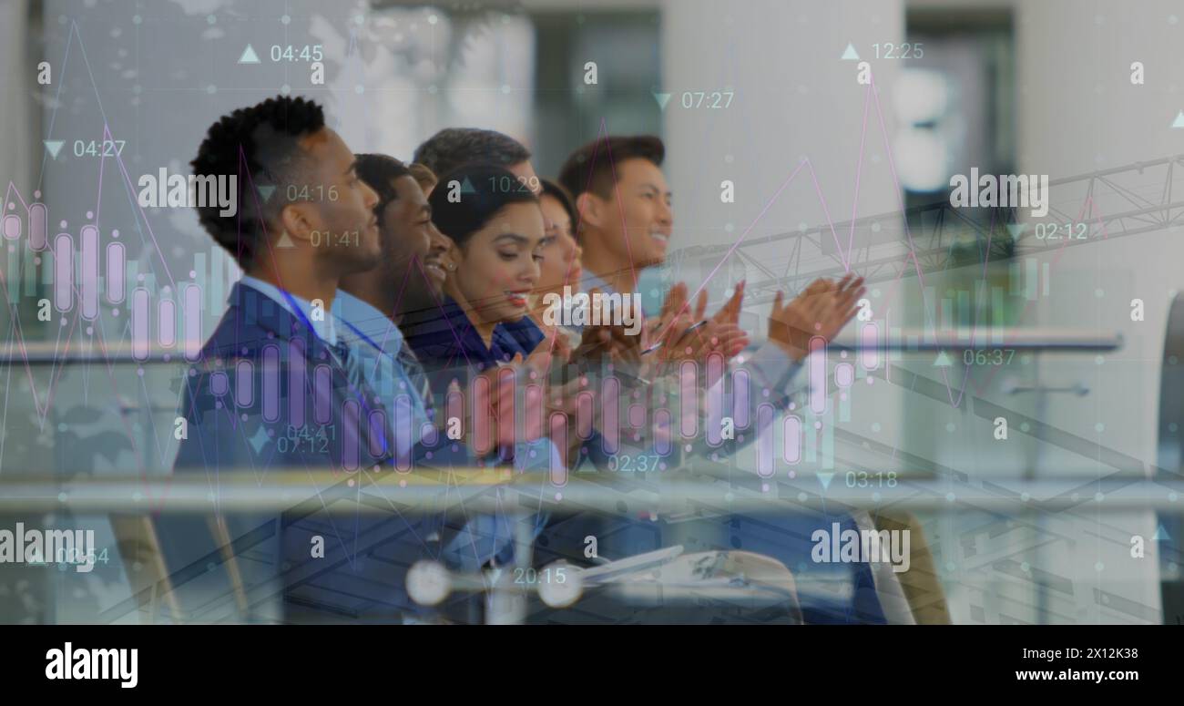 Immagine dell'elaborazione dei dati da parte di diversi dipendenti aziendali in ufficio Foto Stock