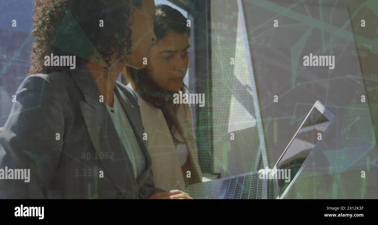 Immagine dell'elaborazione dei dati su persone aziendali birazziali in ufficio Foto Stock