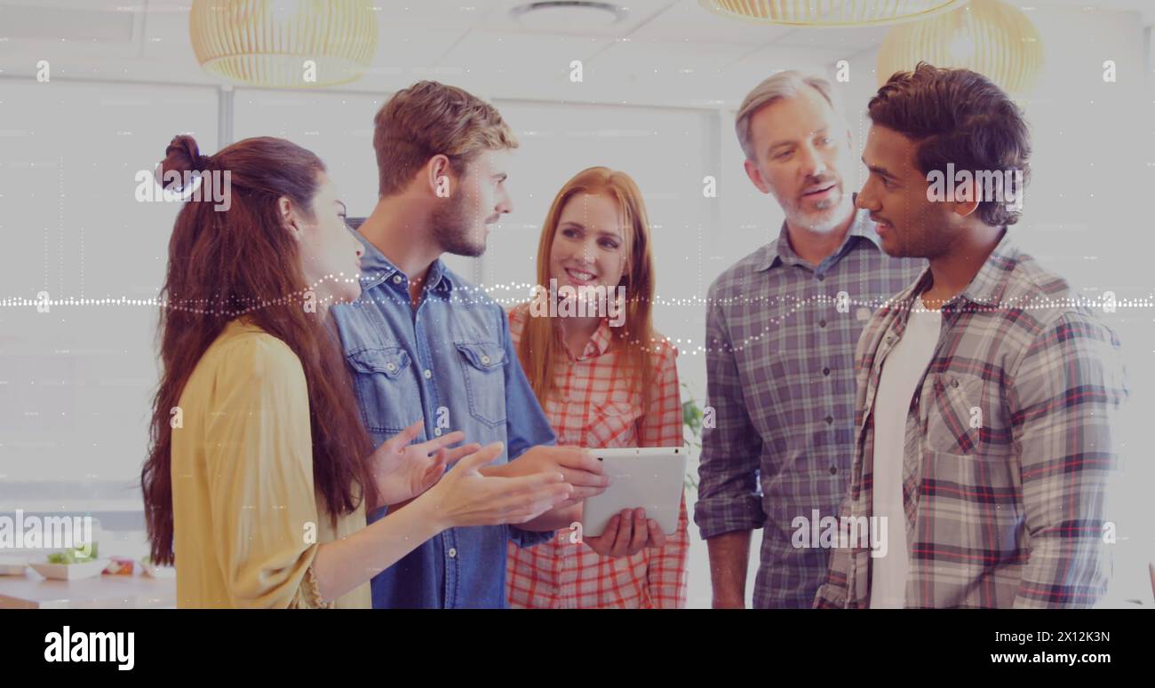 Immagine dell'elaborazione dei dati da parte di diversi dipendenti aziendali in ufficio Foto Stock