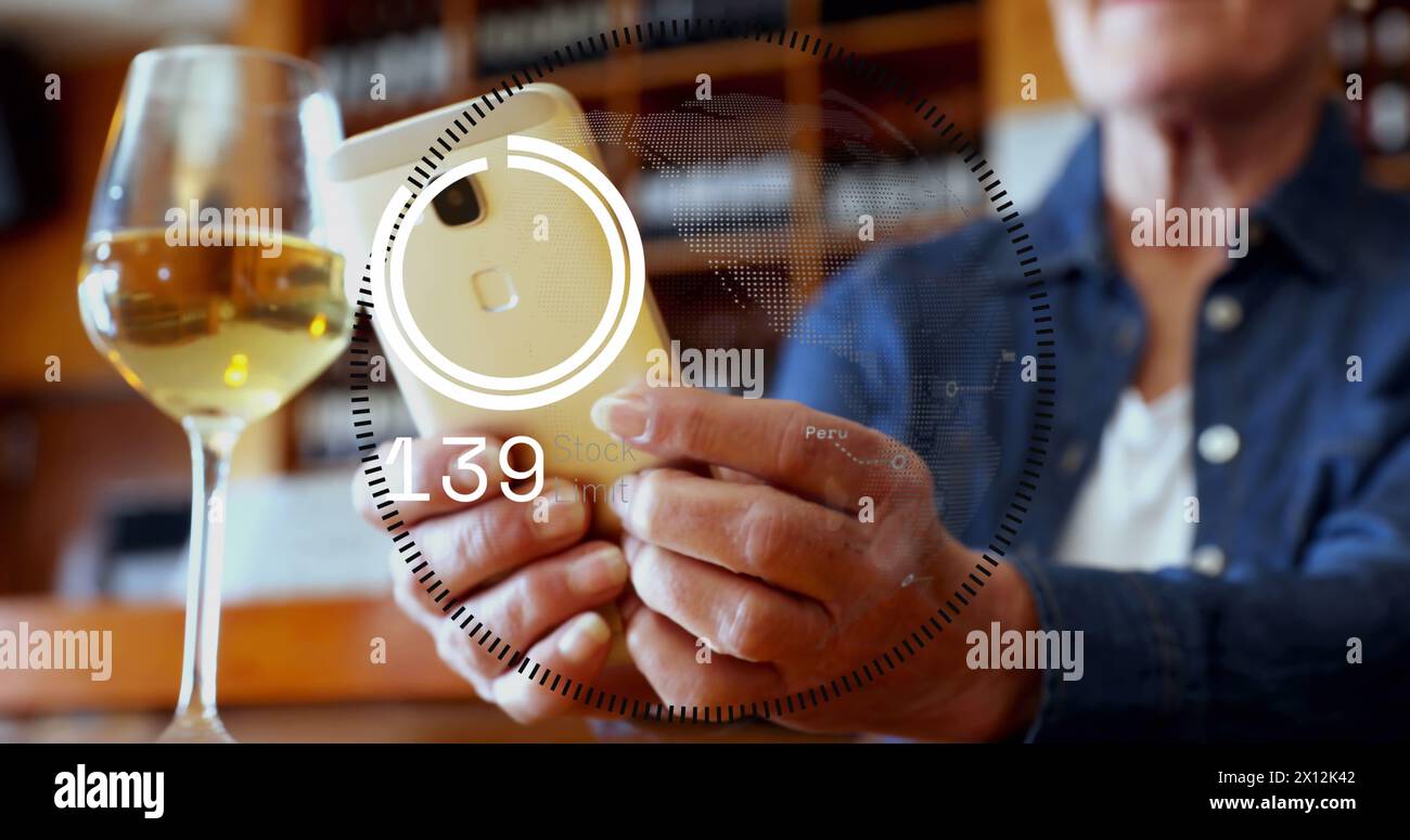 Immagine dell'elaborazione dei dati e del globo sulle mani utilizzando lo smartphone Foto Stock