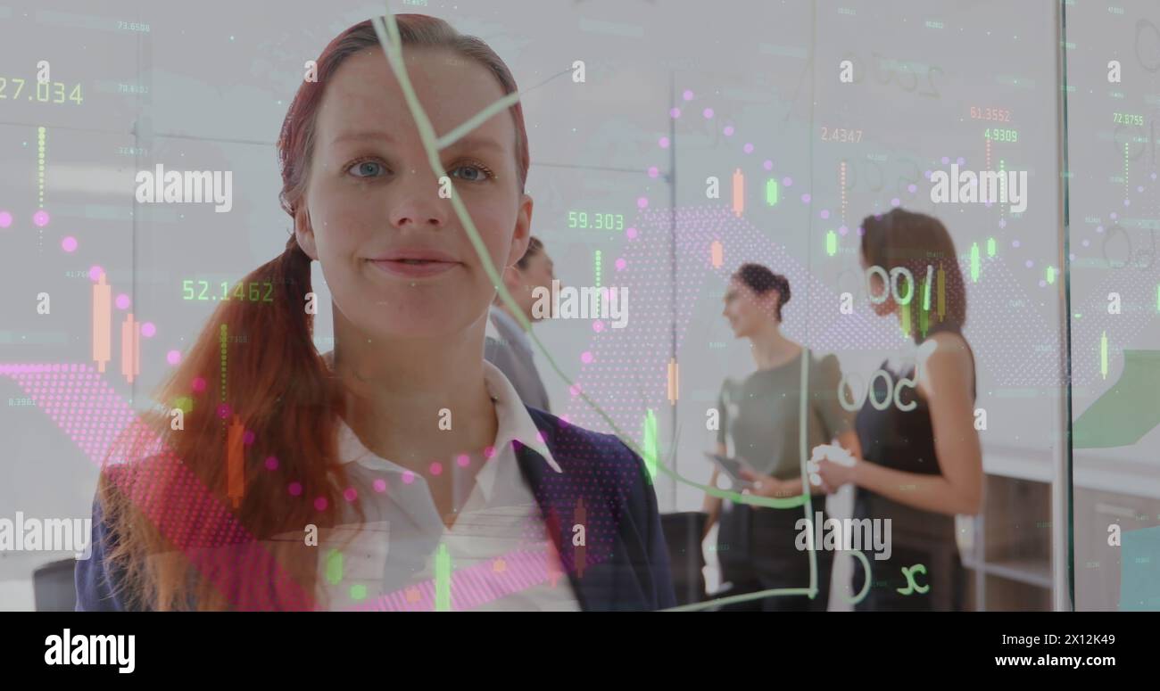 Immagine dell'elaborazione dei dati su persone commerciali caucasiche in ufficio Foto Stock
