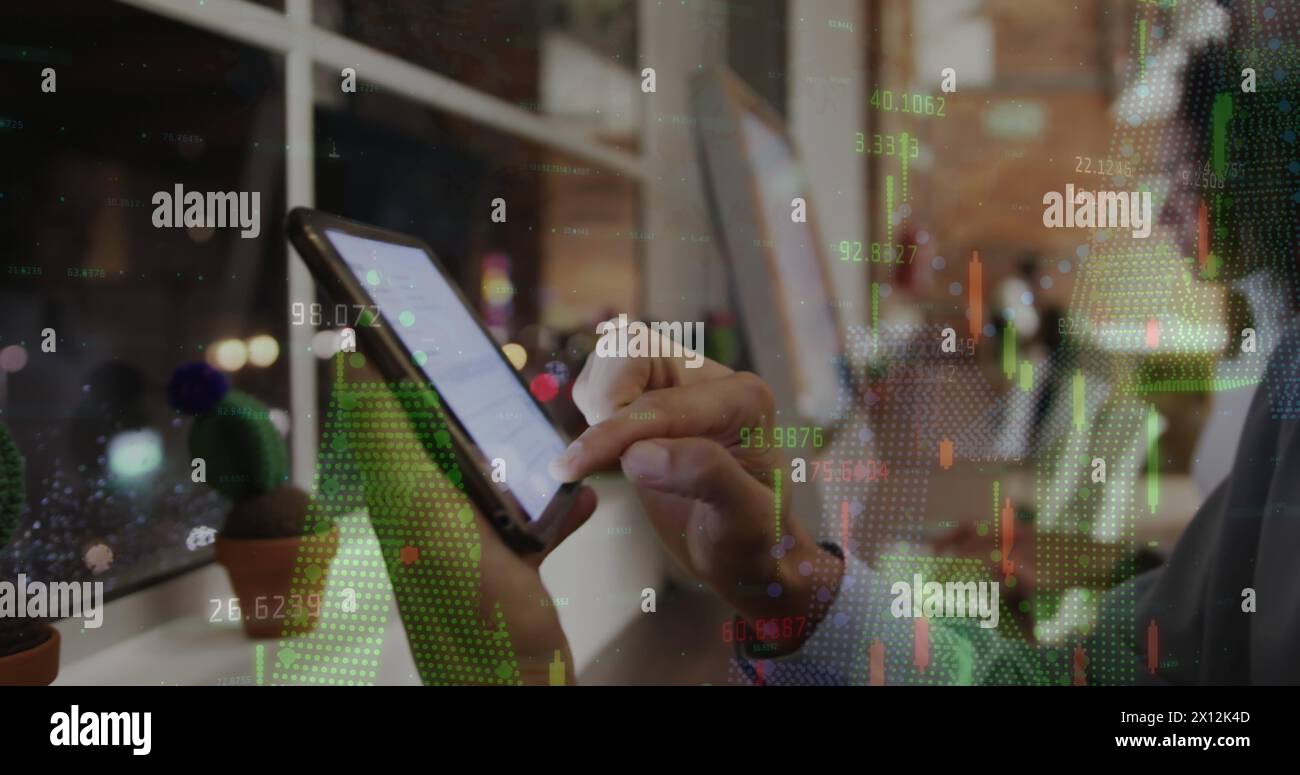 Immagine dell'elaborazione dei dati da parte di diversi dipendenti aziendali in ufficio Foto Stock