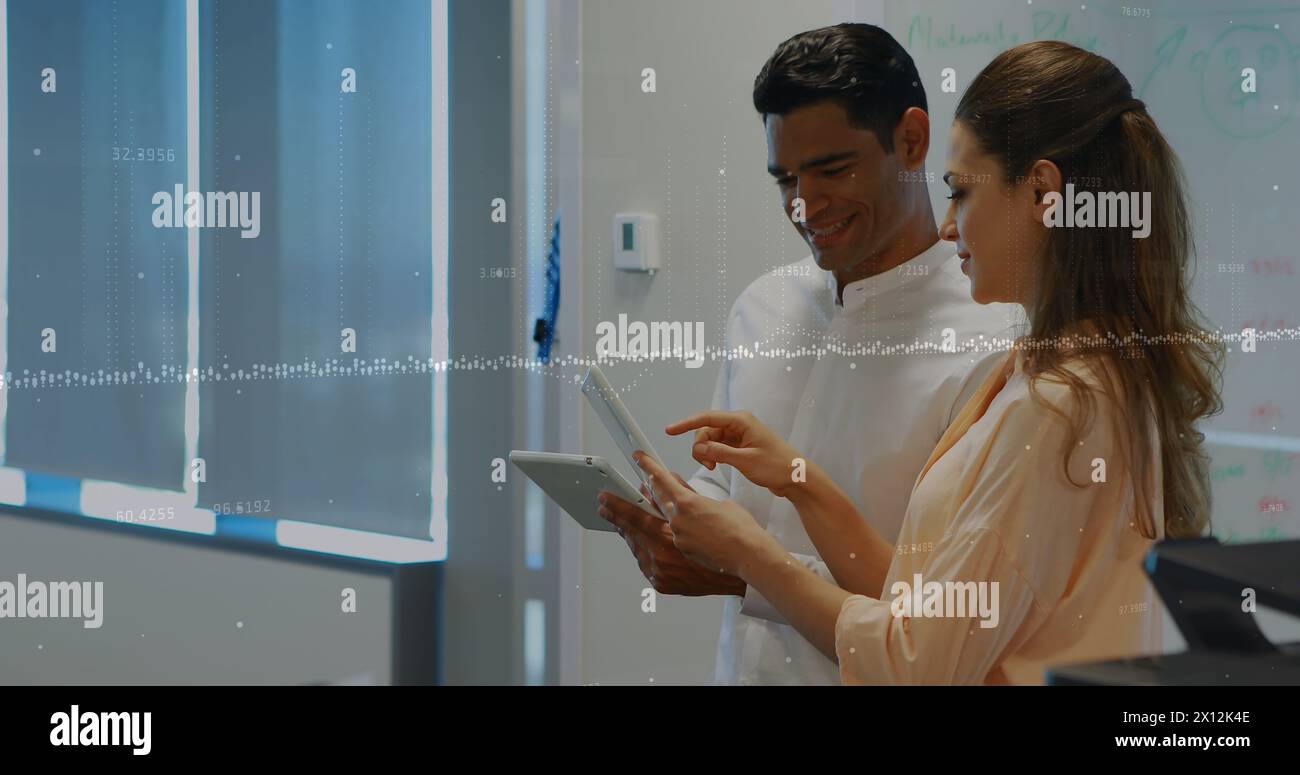 Immagine dell'elaborazione dei dati da parte di diversi dipendenti aziendali in ufficio Foto Stock