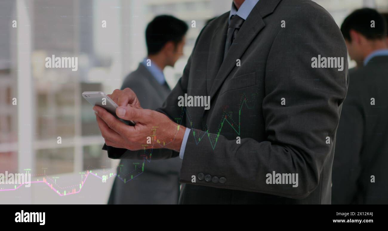 Immagine dell'elaborazione dei dati da parte di diversi dipendenti aziendali in ufficio Foto Stock