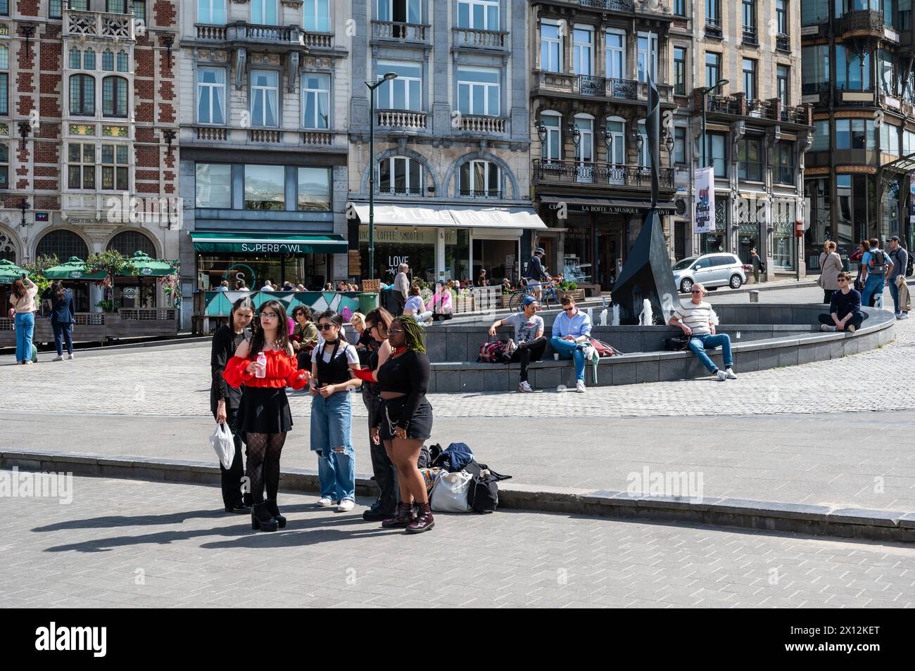 Centro di Bruxelles, Belgio - 13 aprile 2024 - giovani che passeggiano per le strade soleggiate del Mont des Arts Foto Stock