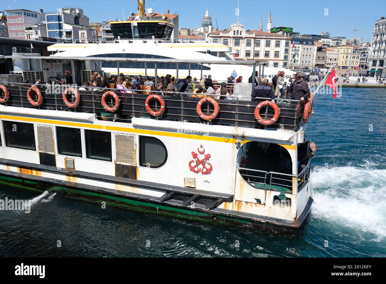 Istanbul Turchia passeggeri su uno dei tanti traghetti che attraversano il Bosforo che collega l'Europa all'Asia all'interno di Istanbul - foto marzo 2024 Foto Stock