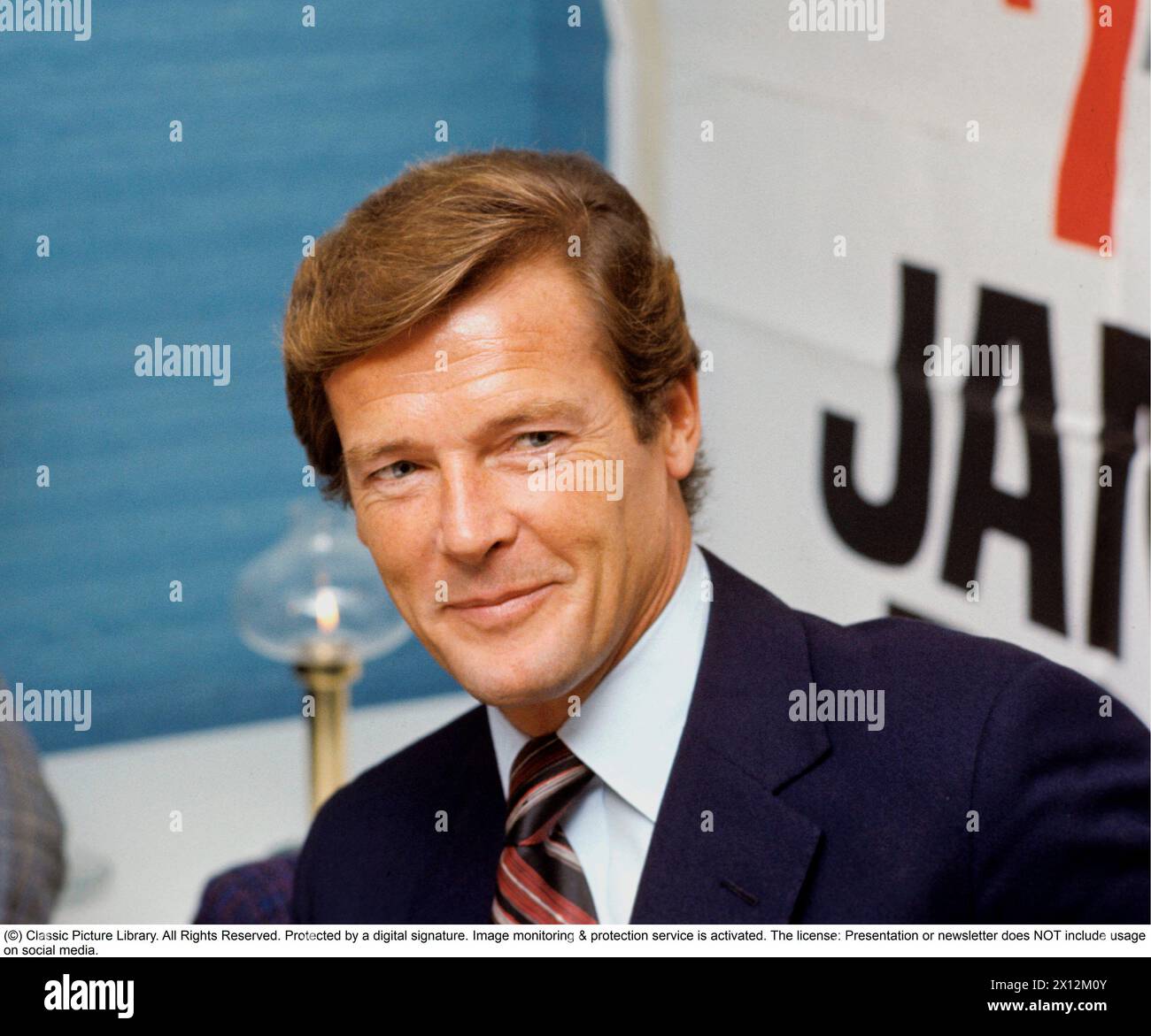 Sir Roger Moore , 1927-2017 durante un evento mediatico in relazione alla prima svedese del lungometraggio Live and Let Die . Roger Moore è noto per il suo ruolo di agente James Bond, interpretando il personaggio in sette lungometraggi. Ottobre 1973 Foto Stock