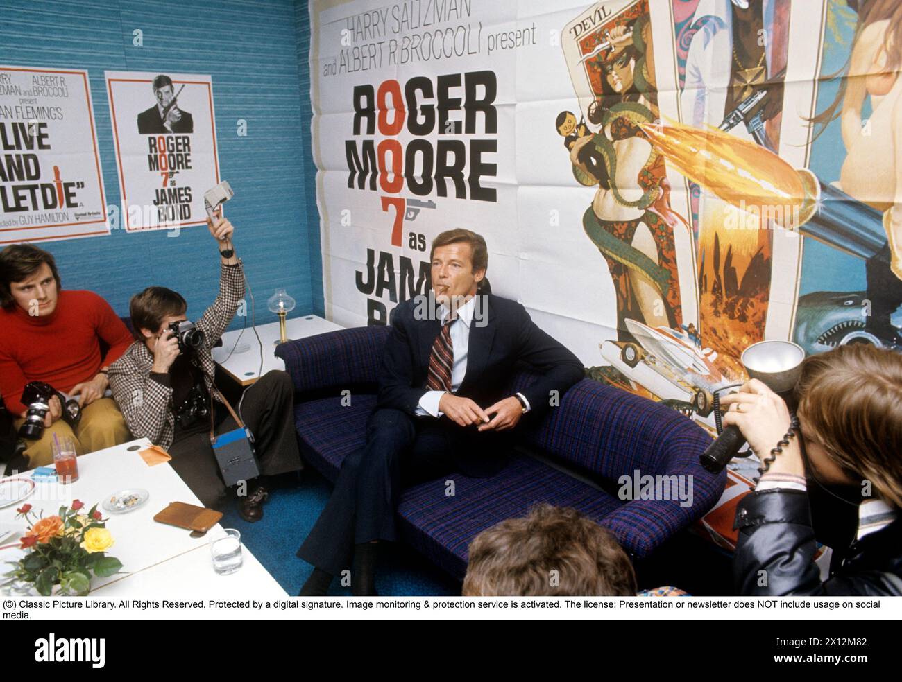 Sir Roger Moore , 1927-2017 durante un evento mediatico in relazione alla prima svedese del lungometraggio Live and Let Die . Roger Moore è noto per il suo ruolo di agente James Bond, interpretando il personaggio in sette lungometraggi. Ottobre 1973 Foto Stock