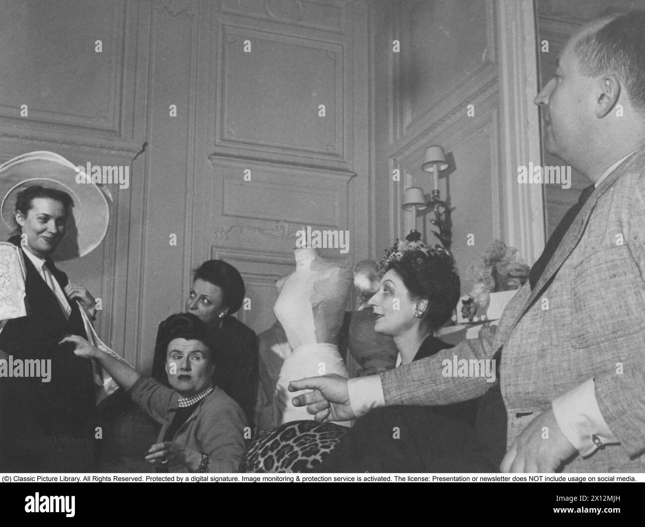 Christian Dior, nato il 21 gennaio 1905 a Granville in Normandia, morto il 23 ottobre 1957 a Montecatini Terme in Toscana, Italia, è stato uno stilista francese. È noto soprattutto per aver fondato la casa di moda Dior e per aver creato il New Look. 1949 Foto Stock