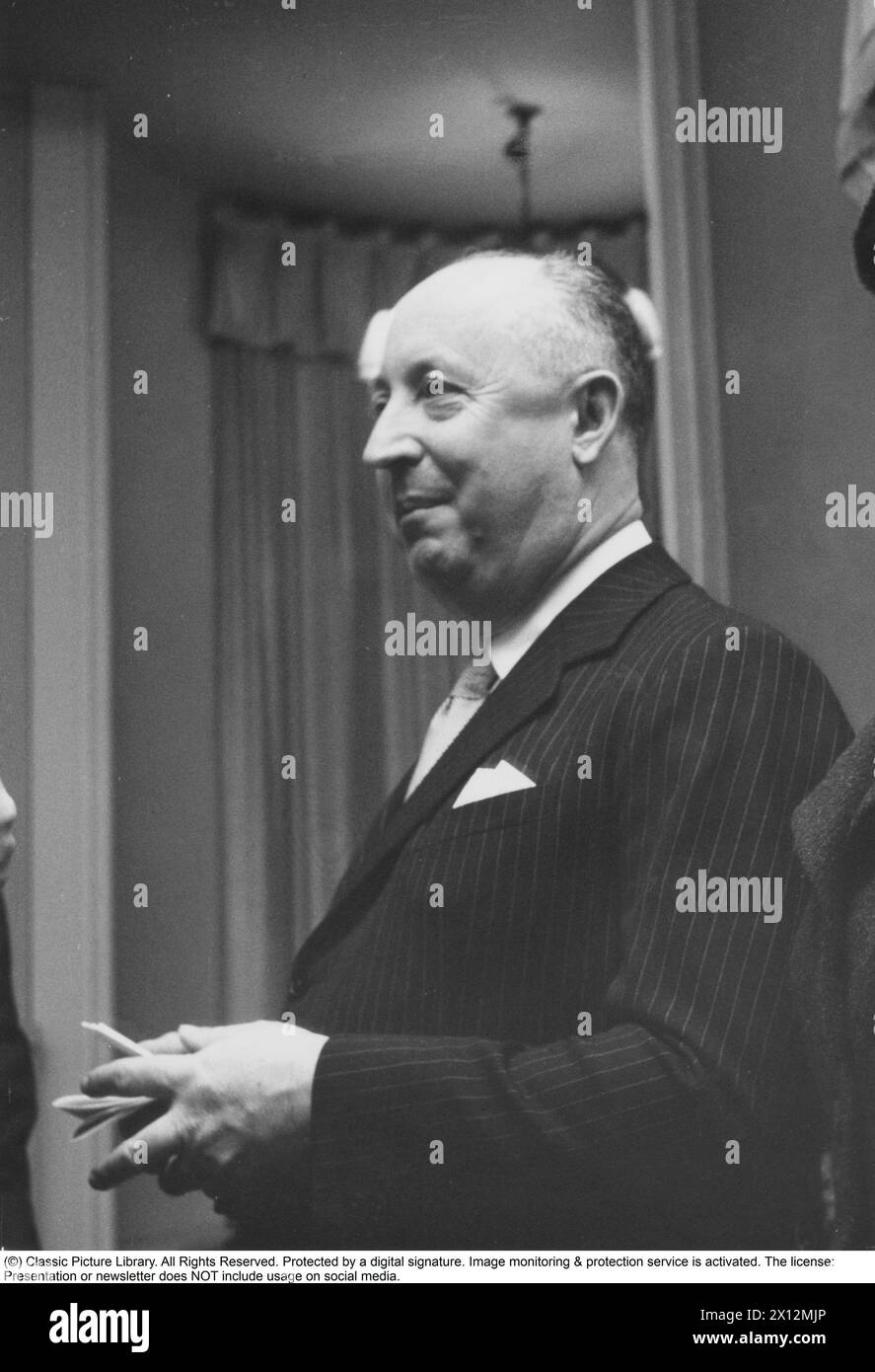 Christian Dior, nato il 21 gennaio 1905 a Granville in Normandia, morto il 23 ottobre 1957 a Montecatini Terme in Toscana, Italia, è stato uno stilista francese. È noto soprattutto per aver fondato la casa di moda Dior e per aver creato il New Look. Foto durante una visita in Svezia 1957. Foto Stock