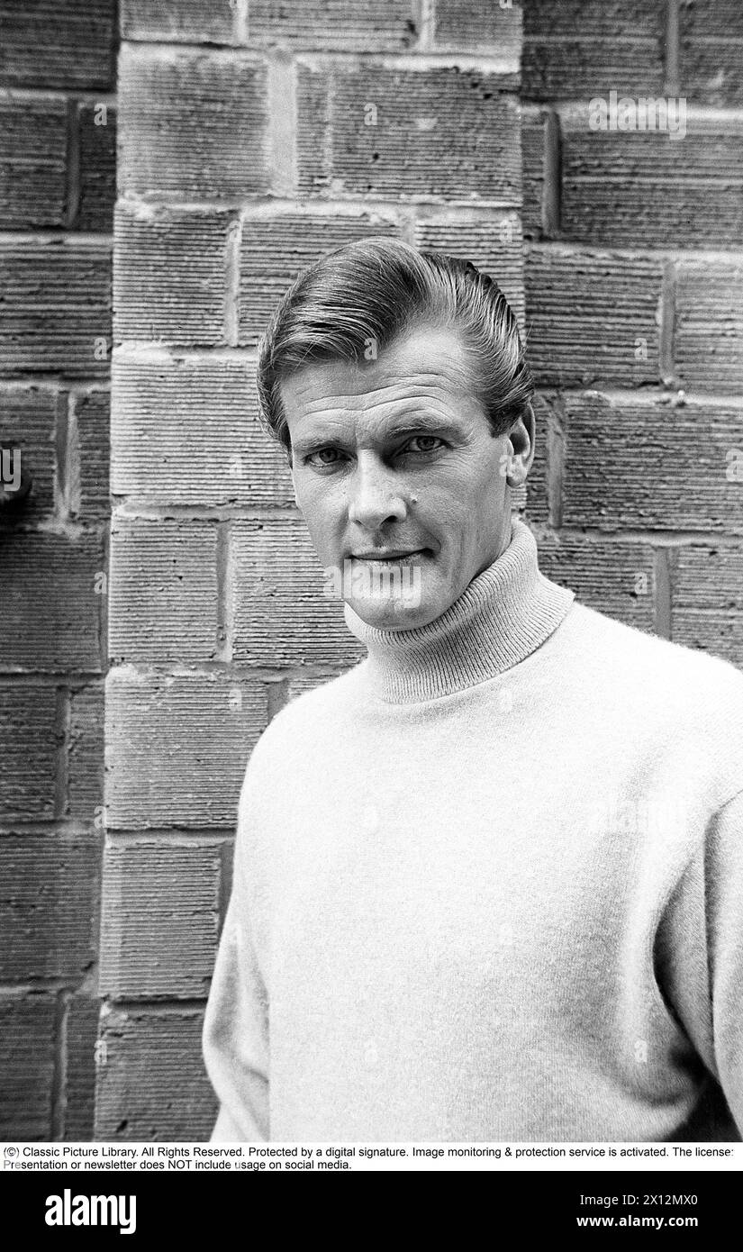 Sir Roger Moore , 1927-2017 durante le riprese della serie tv The Saint 1966. Roger Moore è noto per il suo ruolo di agente James Bond, interpretando il personaggio in sette lungometraggi. Foto Stock