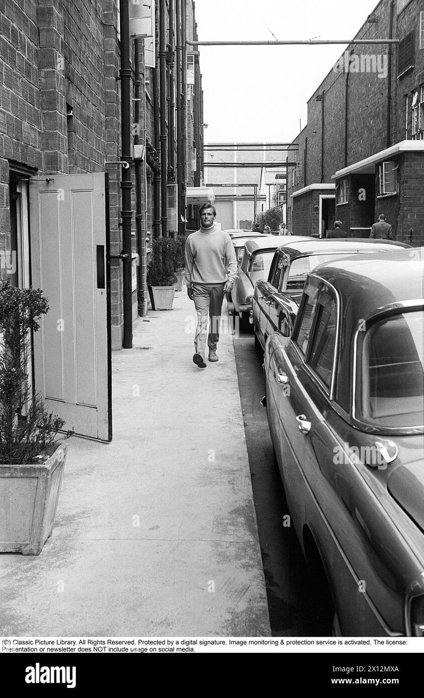 Sir Roger Moore , 1927-2017 durante le riprese della serie tv The Saint 1966. Roger Moore è noto per il suo ruolo di agente James Bond, interpretando il personaggio in sette lungometraggi. Foto Stock