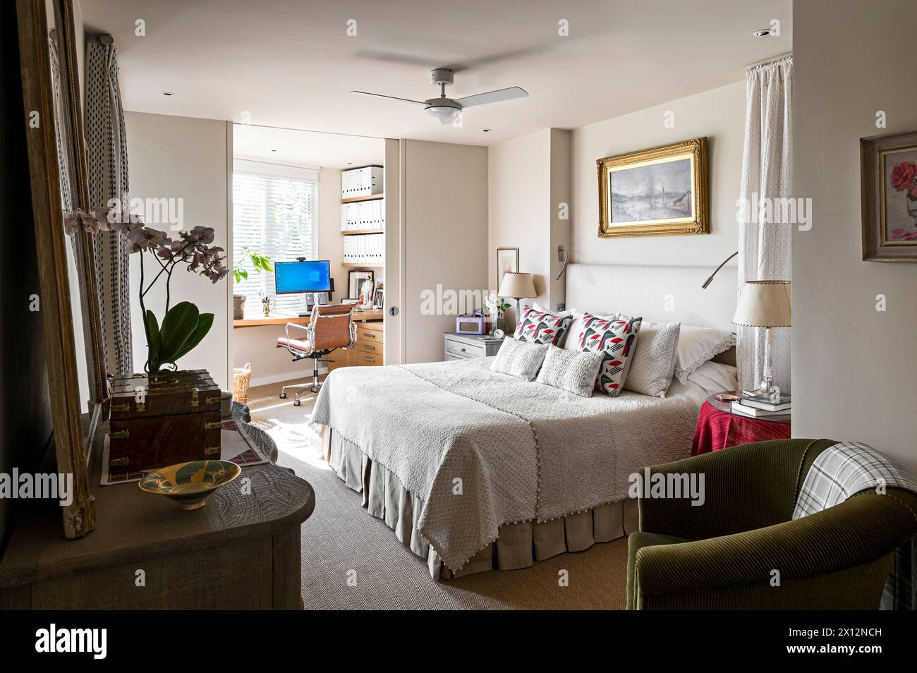 Letto doppio con home Office nel residence sul fiume Tamigi, Londra, Regno Unito Foto Stock