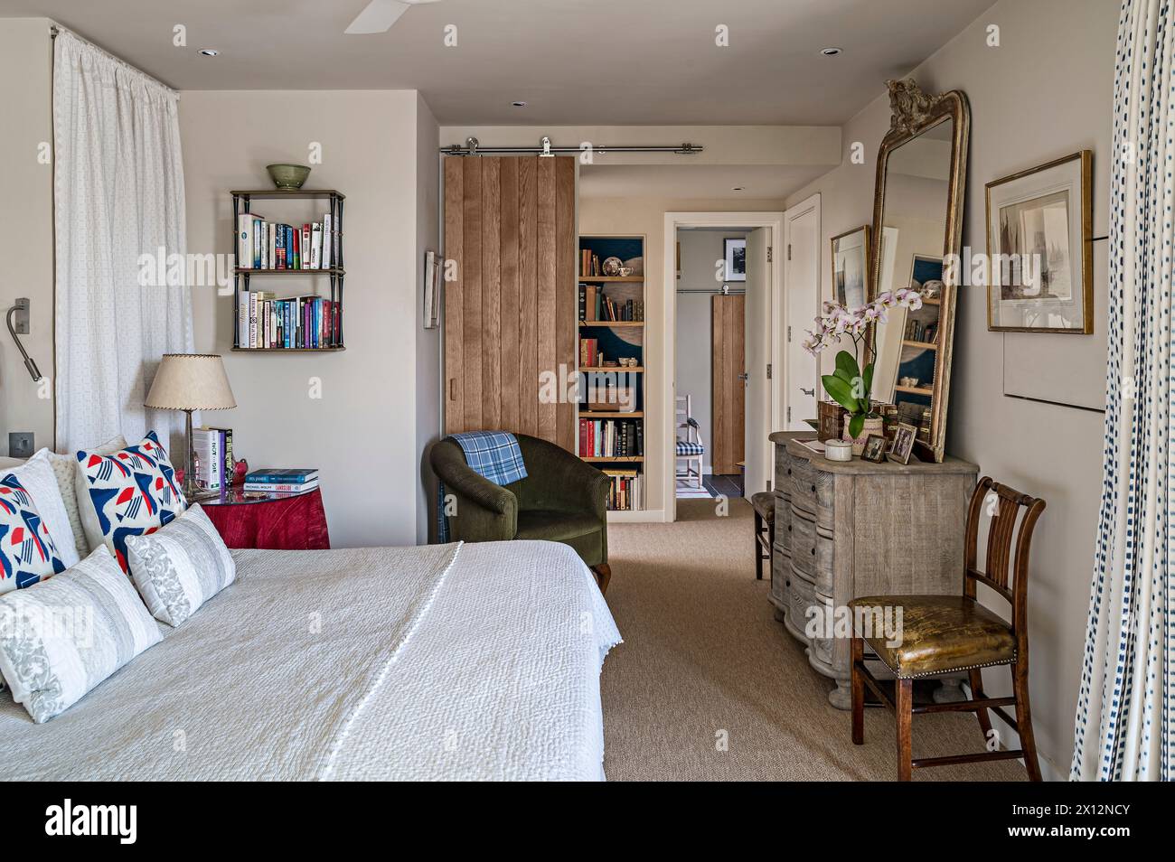 Grande camera da letto con pannello scorrevole nella residenza sul fiume Tamigi, Londra, Regno Unito Foto Stock