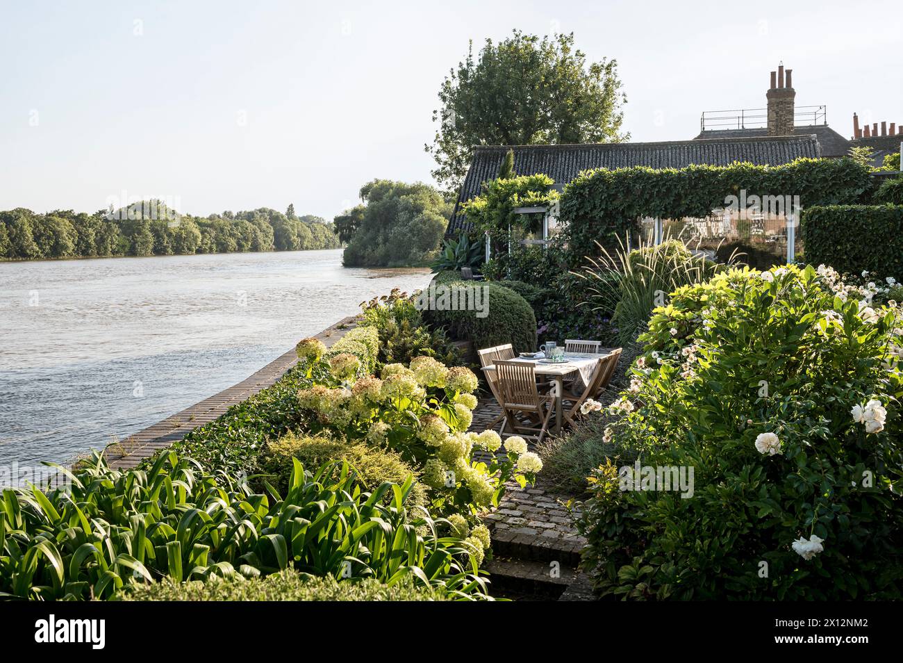 Terrazza giardino nel centro commerciale Chiswick sulle rive del Tamigi, Londra, Regno Unito Foto Stock