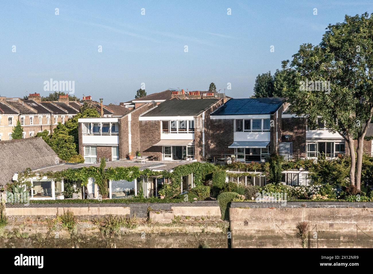 Sviluppo del lungomare nel centro commerciale Chiswick sul fiume Tamigi, Londra, Regno Unito Foto Stock
