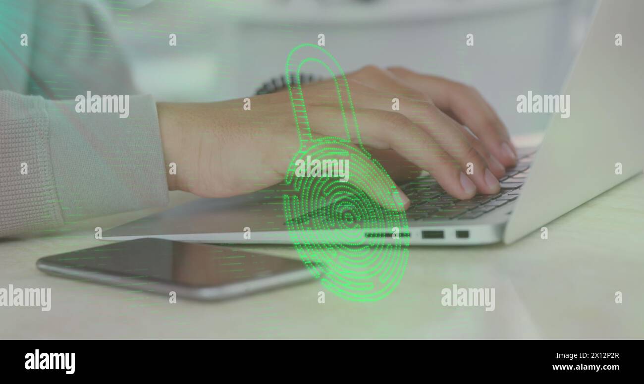 Immagine di un lucchetto biometrico, elaborazione dei dati su un uomo che utilizza un computer portatile Foto Stock