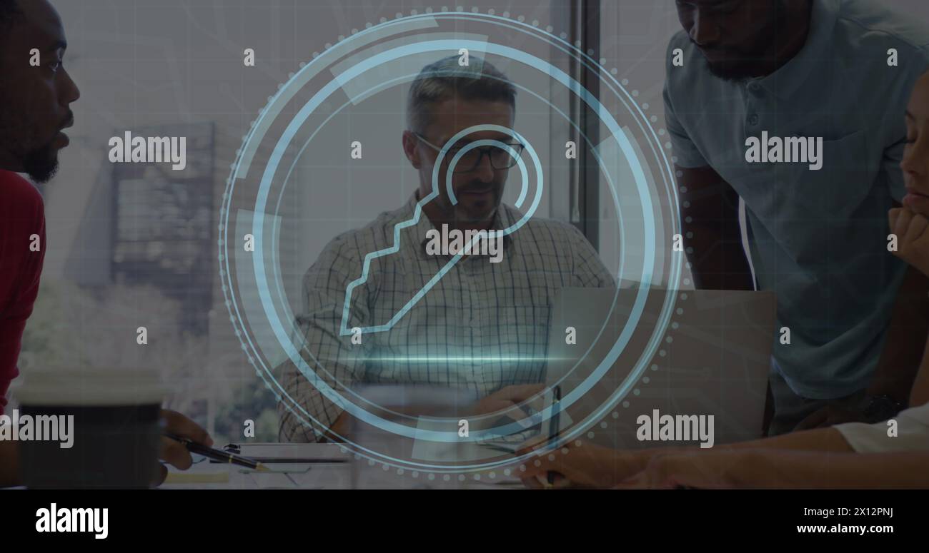 Immagine del testo e dell'icona chiave della sicurezza informatica, responsabile diversificato che discute con il collega tramite notebook Foto Stock