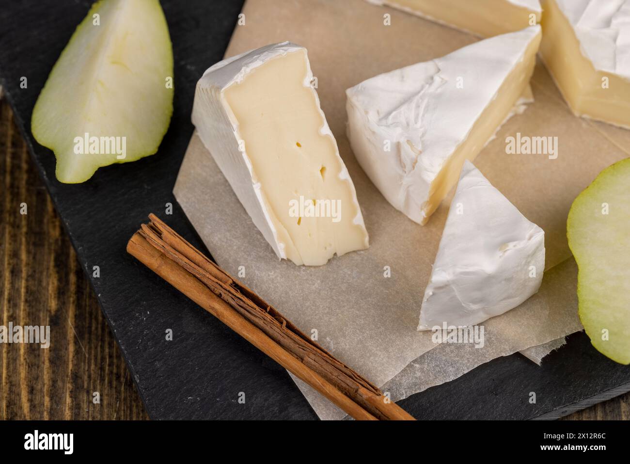 formaggio rotondo bianco con muffa sul tavolo, formaggio fresco morbido con muffa bianca nobile che si può mangiare Foto Stock