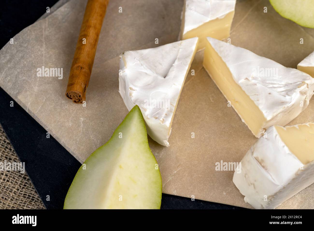 formaggio rotondo bianco con muffa sul tavolo, formaggio fresco morbido con muffa bianca nobile che si può mangiare Foto Stock