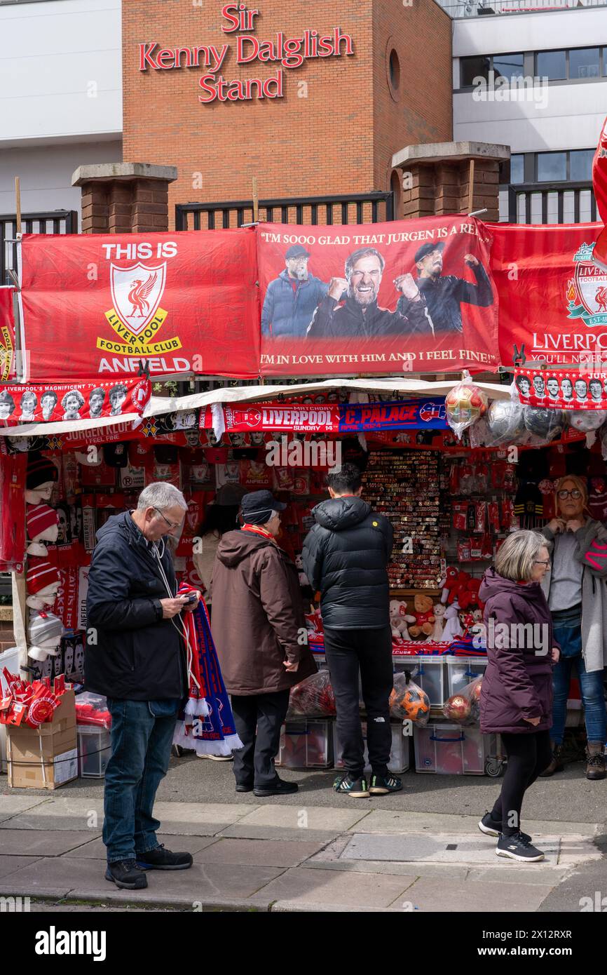 Bancarelle di vendita di merci fuori dallo stadio di calcio del Liverpool FC ad Anfield, Liverpool Foto Stock