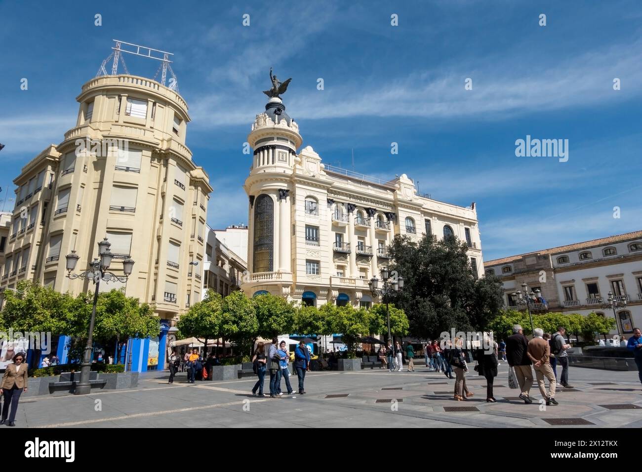 Cordova, Spagna - 16 marzo 2024: Vista sulla trafficata piazza Las Tendillas, situata nel centro di Cordova, Andalusia. Foto Stock