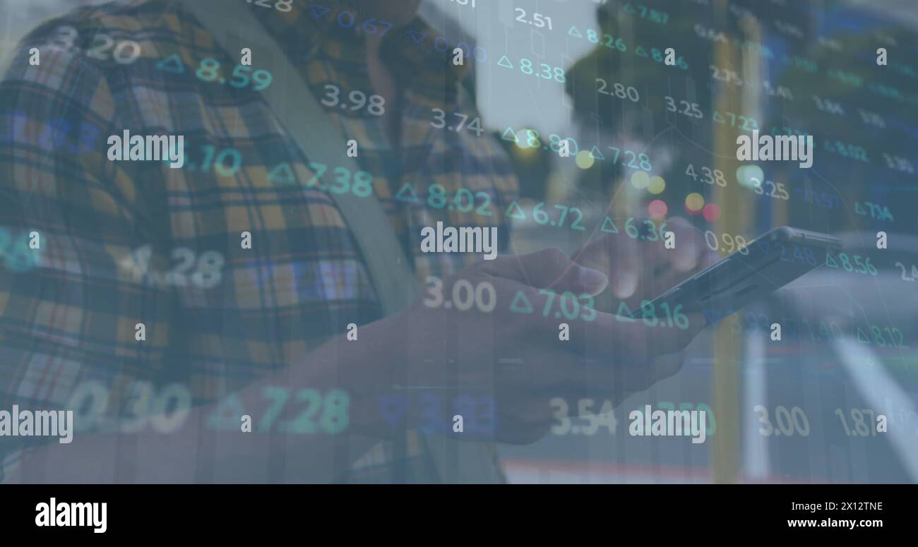 Immagine dell'elaborazione dei dati su uomo caucasico tramite smartphone Foto Stock