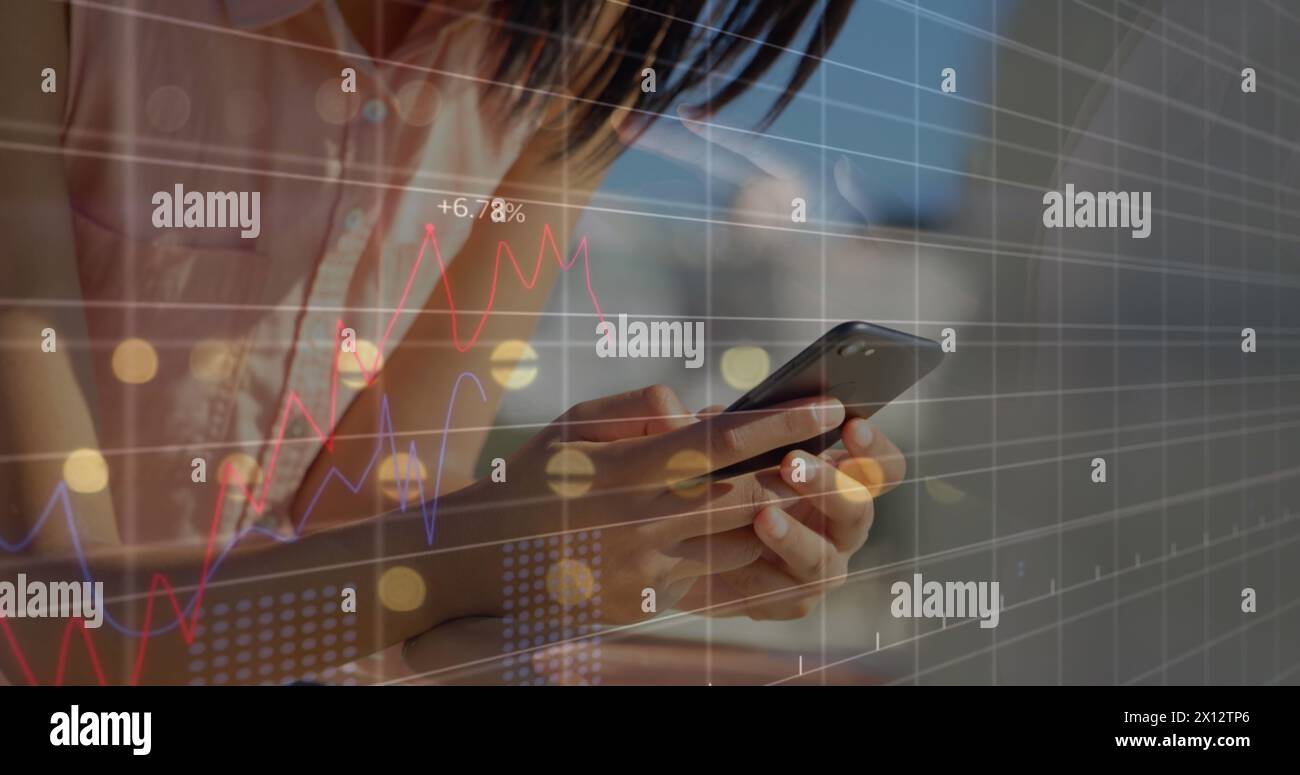 Immagine di più grafici con numeri che cambiano, donna birazziale sorridente che scorre sul cellulare Foto Stock